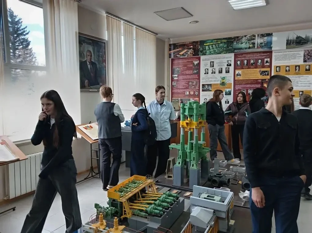 ⚒️РАЙОН, ГДЕ КОВАЛАСЬ СТАЛЬ⚒️  🏭30 апреля ученики 8Д класса вместе с классным руководителем Шутовой 