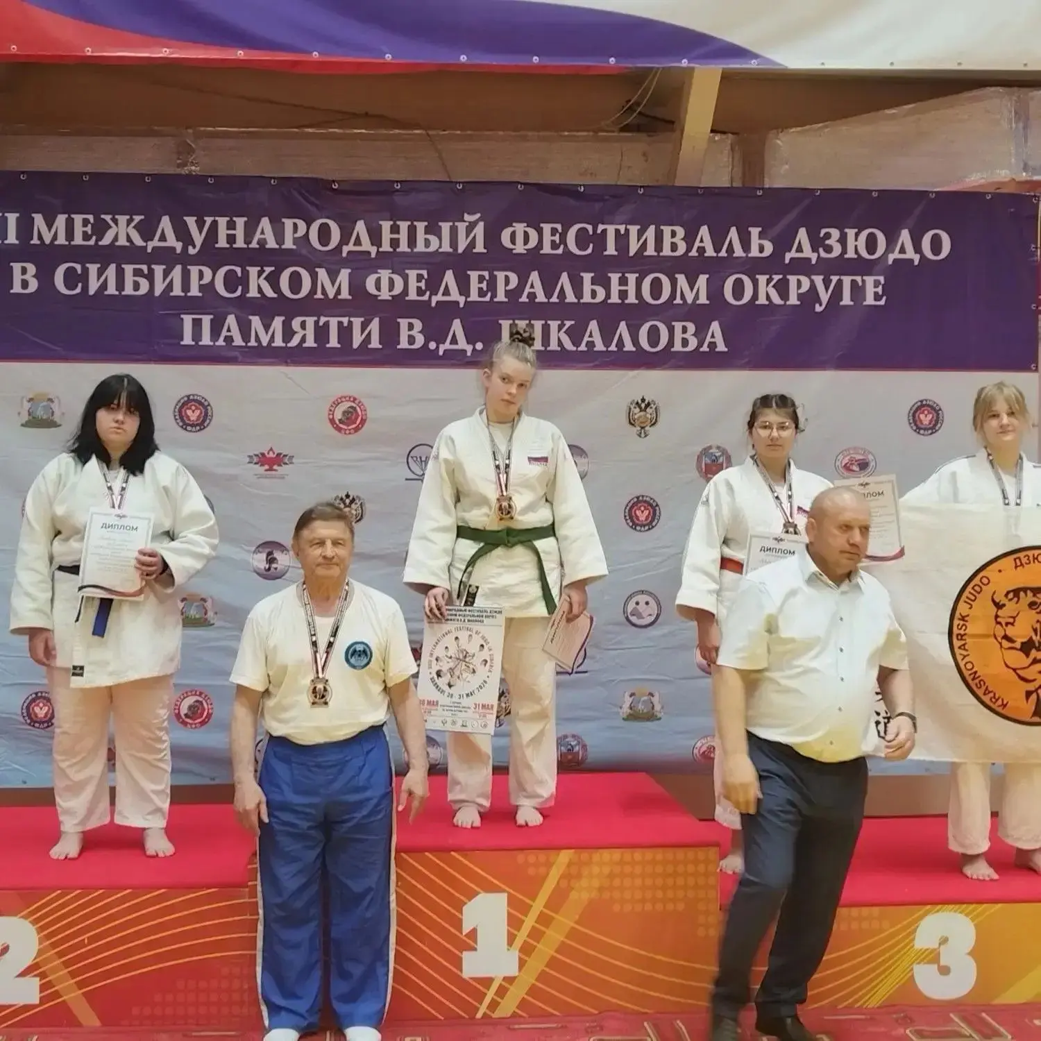 Команда БУ ДО г. Омска " СШ № 19" в количестве 10 человек/ две девушки и 8 юношей/ прин...