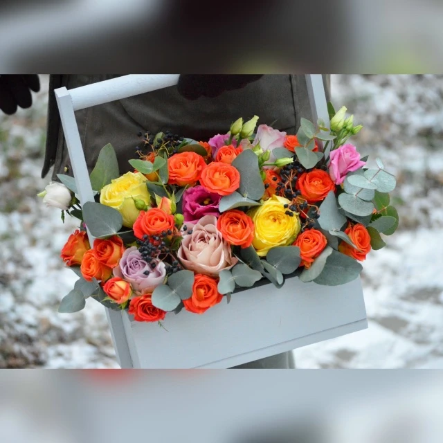 💐
Радуйте любимых и поднимайте настроение в холодные весенние дни!

 Яркая композиция в деревянном 