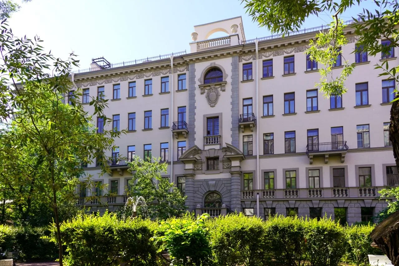 С южного флигеля дома Пеля в Петербурге начали снимать строительные леса