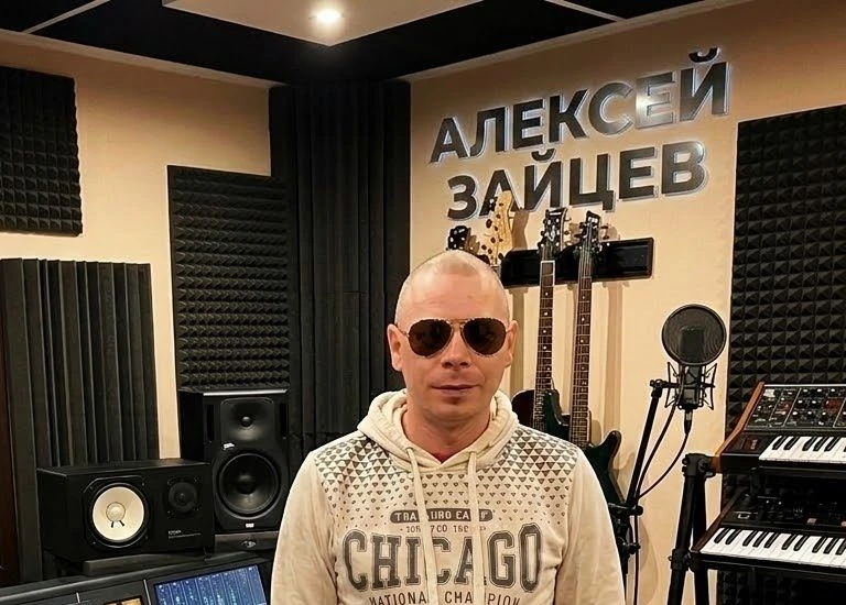 Алексей Зайцев — голос, который стоит услышать сейчас. Поэзия в ритме современности.

Читать статью 
