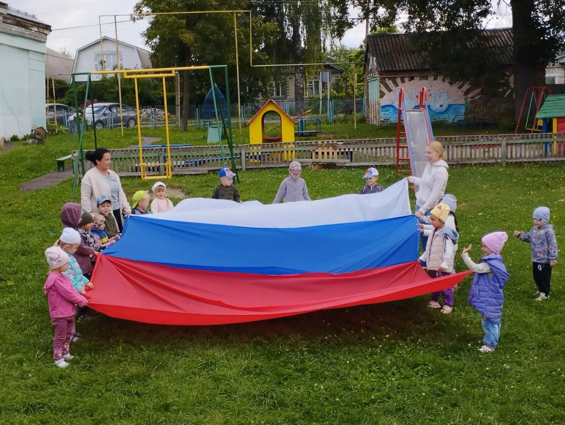 МБДОУ детский сад № 2 "Солнышко"  принимает участие в конкурсе "Белый, синий, красный -...