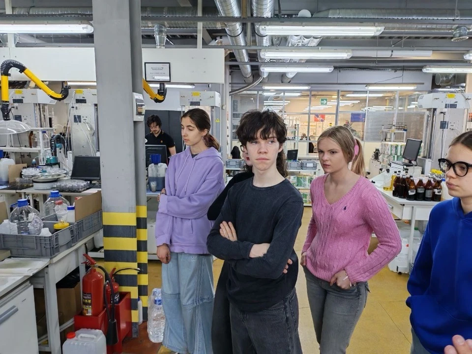 Погружение в мир науки и технологий 🔬  7 апреля ученики 10 «Е» класса посетили Международный испытат