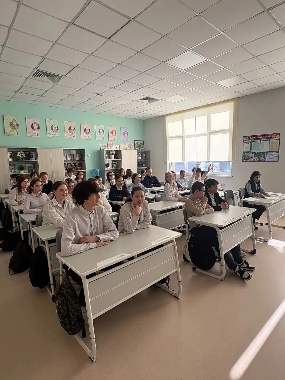 Сегодня в 8"А" классе прошёл  мастер-класс  со специалистом-профориентологом Маргаритой  Карпенко на