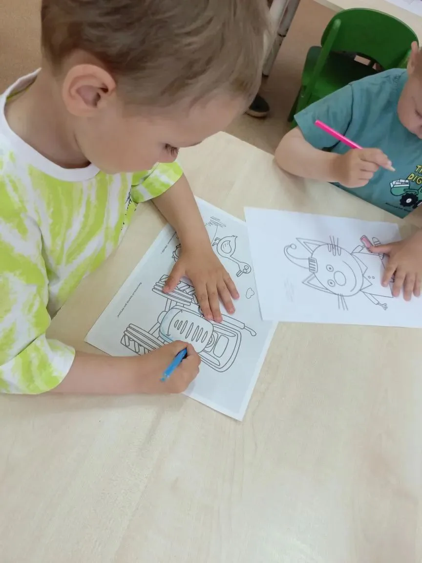 🖍️ Тихий час... с карандашами в руках!

Сегодня наши ребята  младшей группы превратились в настоящи