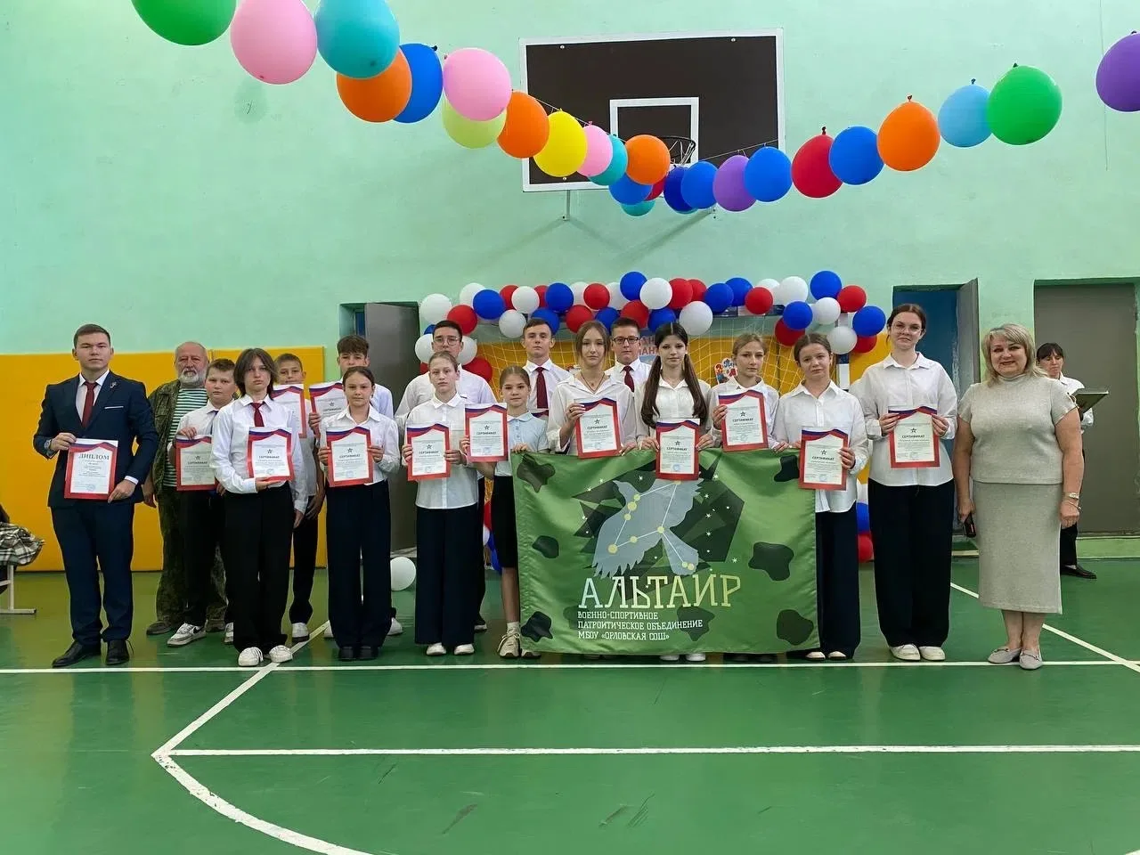 🇷🇺На утренней линейке, посвященной поднятию флага Российской Федерации, директор школ...