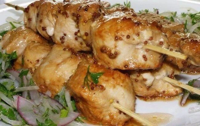 🍲 Шашлык из курицы в духовке

168.13 ккал/100 г 
Б/Ж/У: 19.02 / 8.99 / 1.27 

Ингредиенты:
филе кур