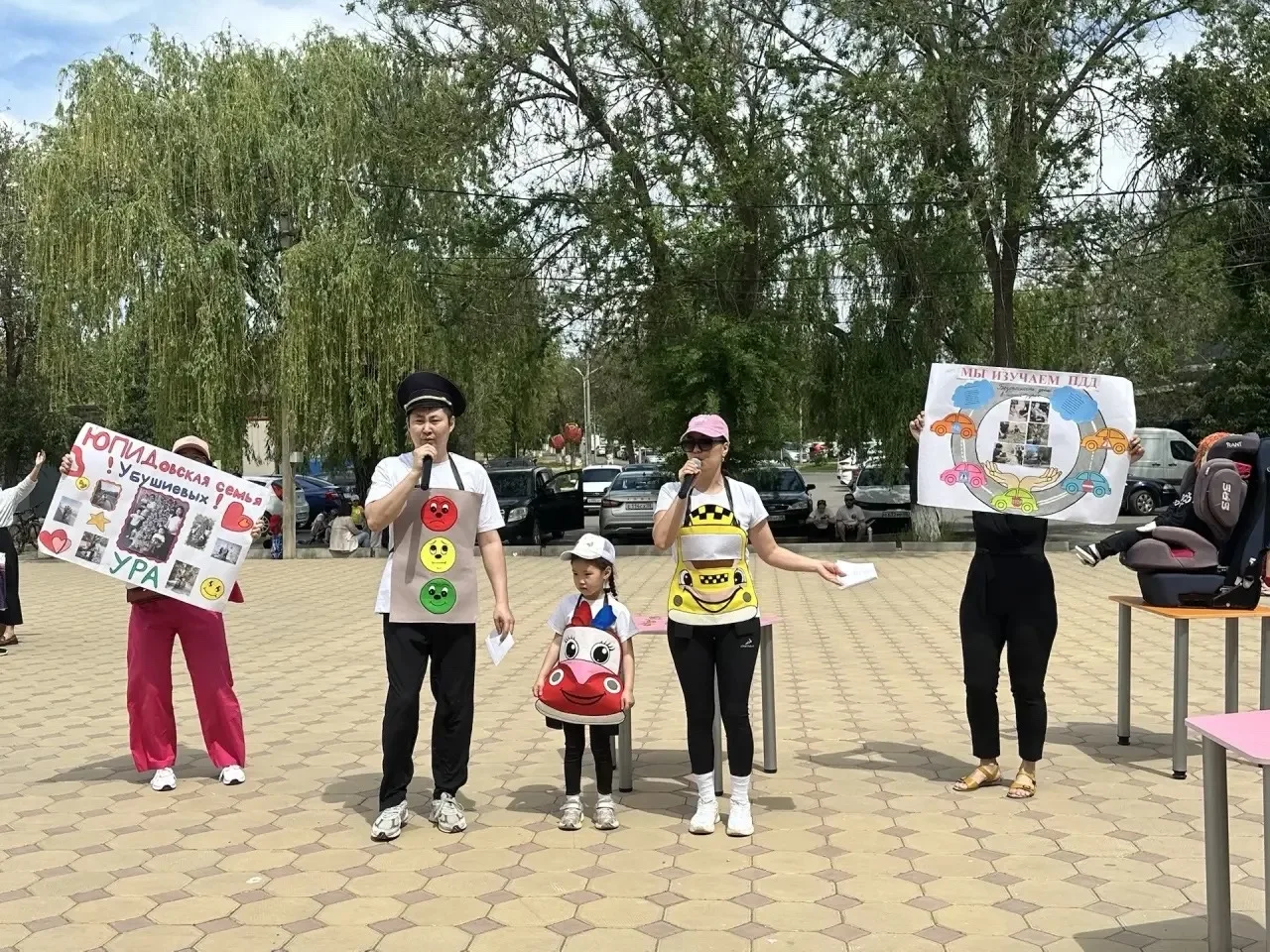 В Элисте прошла акция по безопасности дорожного движения «Мама, папа и я – ЮПИДовская семья!» 🛑  🚸 1