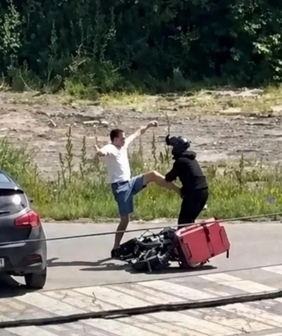 Водитель побил курьера на выезде из Кондратово, а после выбросил мопед курьера в кювет.