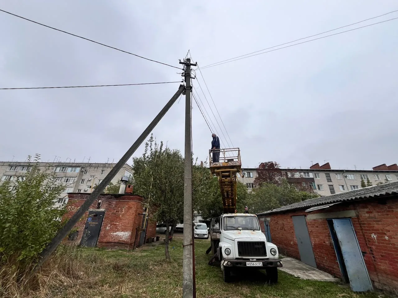 Кроме того, выполнили работы по замене неисправных ламп освещения в многоквартирных дом...