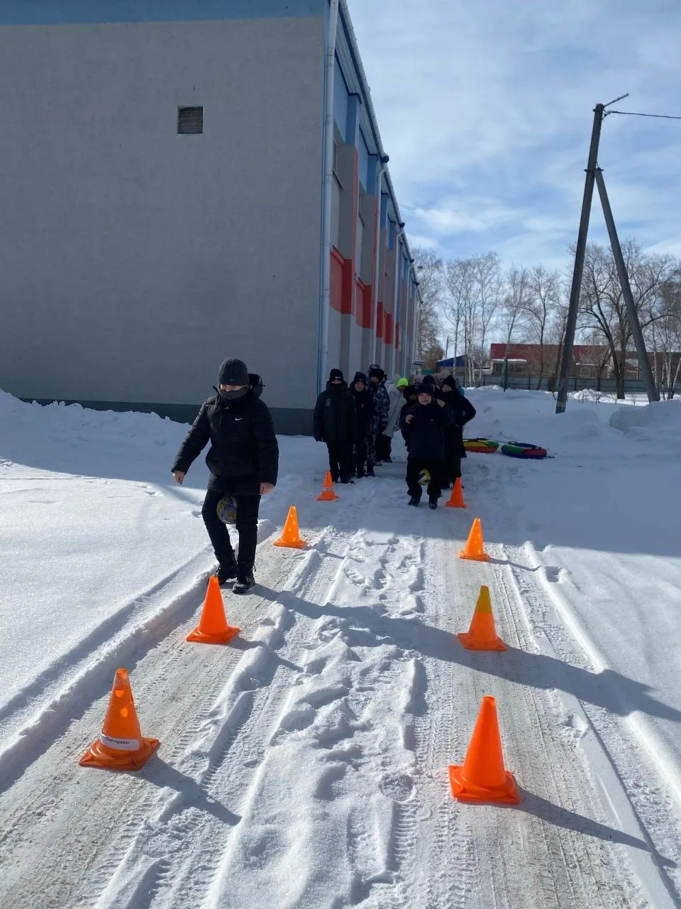 🌨️Наши второклассники окунулись в мир зимних забав! 🎿 Зимняя школа превратилась в настоящую игровую 