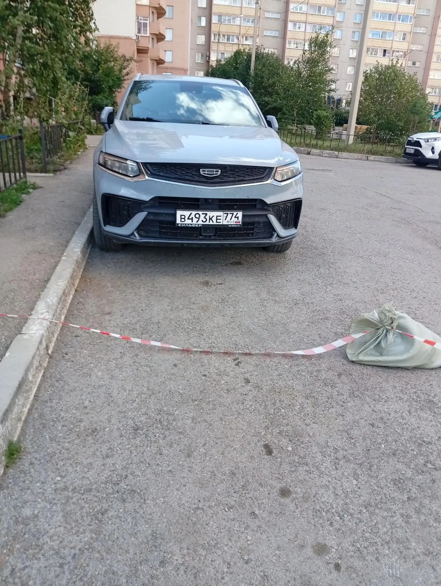 Уважаемый владелец автомобиля на фото, припаркованного около 1-го подъезда ул. Сталевар...