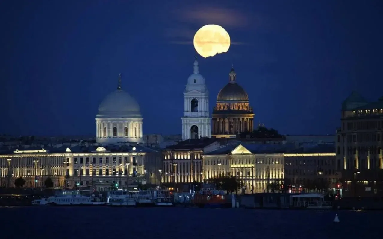 🌕 Огромная луна взошла в небе над Питером. 

Питер Live | Подписаться