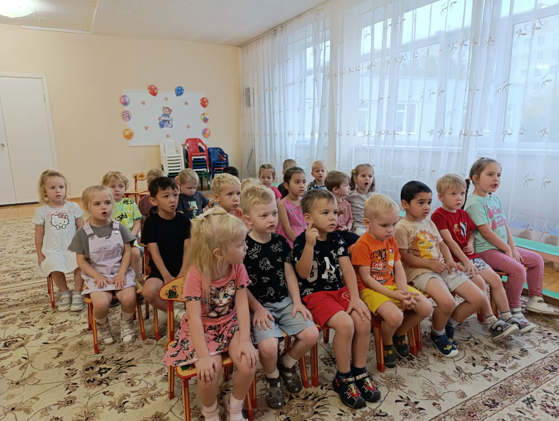 Музыкальное занятие в группе " Солнечные зайчики" ребята разучивали песенку про осень, ...
