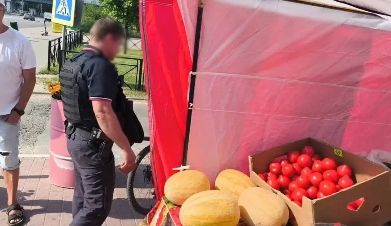 Около ТЦ на Бунинской аллее ликвидировали нелегальную палатку, где продавали фрукты и о...