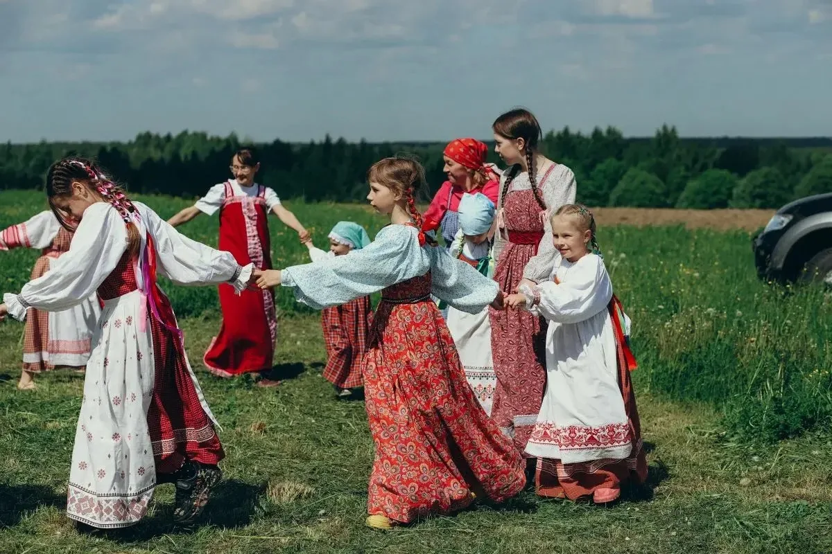 А мы сеяли,сеяли лен! И действительно, ребята фольклорных групп " Горошины" и " Ладушки...