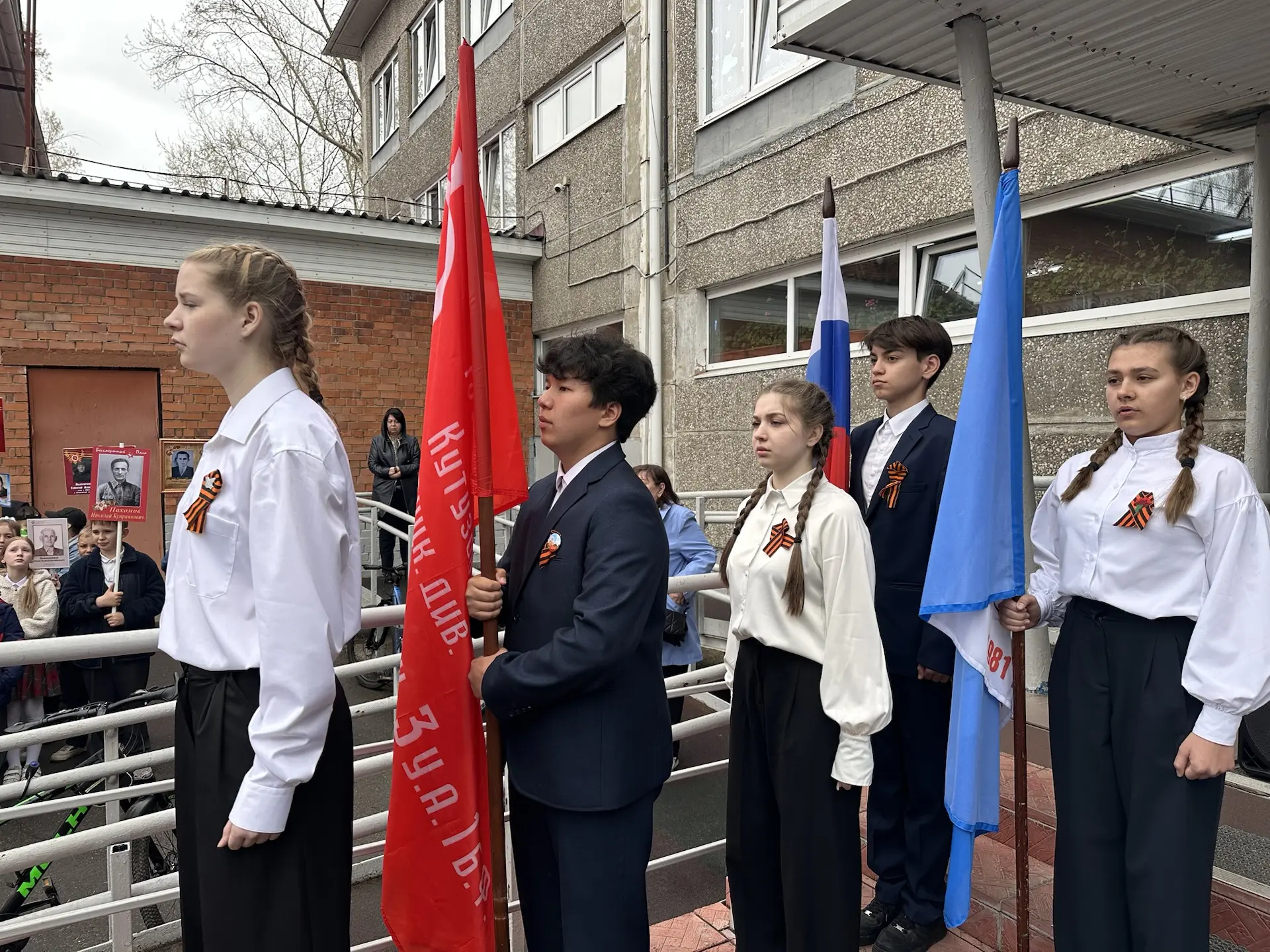 🎖️ Сегодня в нашей школе прошло шествие «Бессмертного полка»! 🎖️  Ученики начальных классов и пятикл