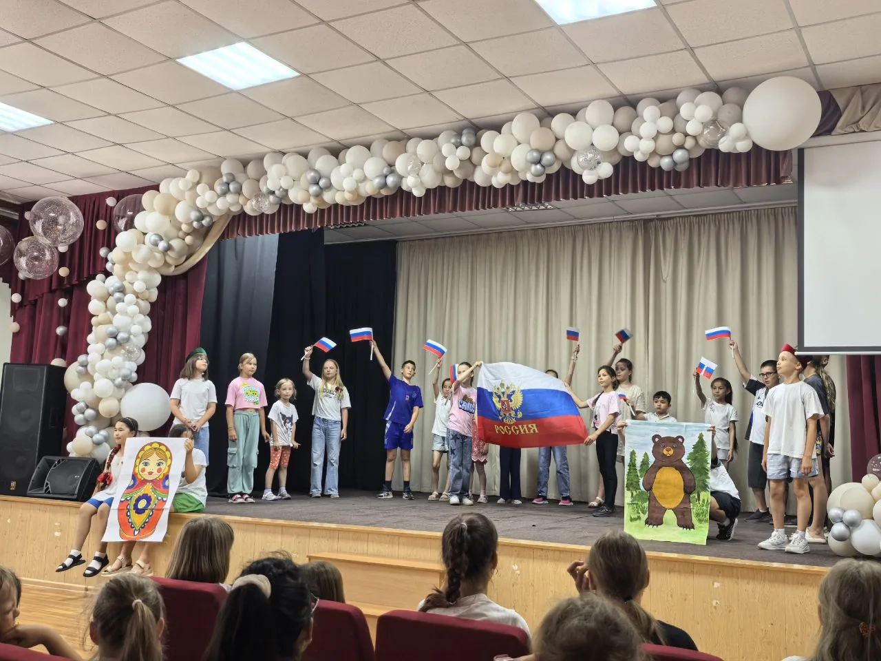 День России 🇷🇺 отметили мы с ребятами в лагере «Солнечный город»☀

Чудесный концерт, весёлые игры 