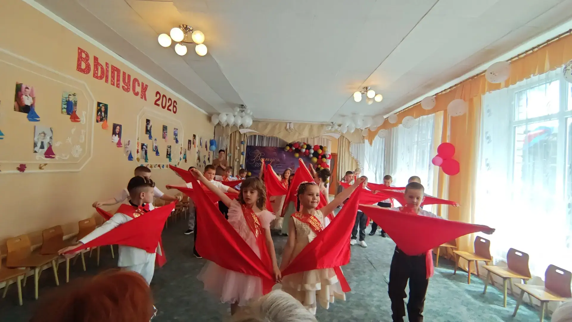 «Кораблик детства уплывает»: в ГБДОУ ЛНР № 40 «Алые паруса» прошел первый выпускной бал.