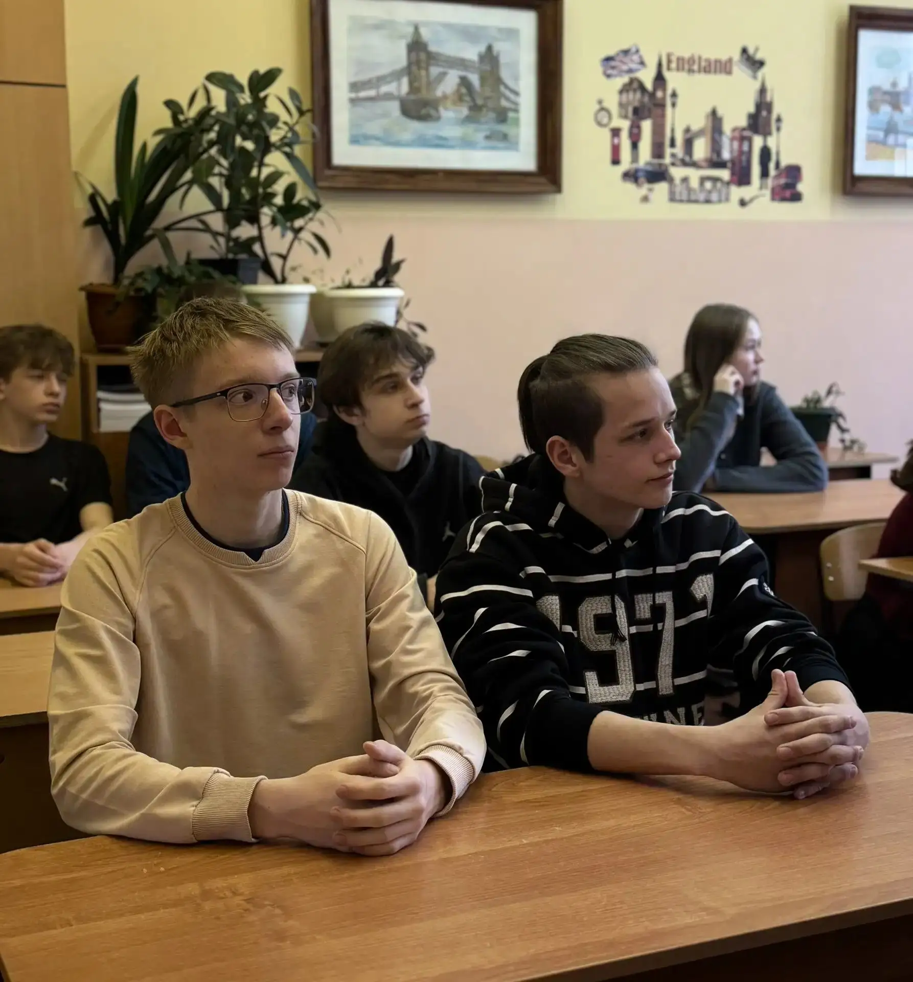 🇷🇺Понедельник в нашей школе начался с традиционной церемонии поднятия Государственного флага Российс