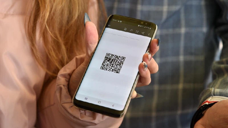 Мошенники используют QR-коды для обмана. Под видом сотрудников популярных компаний они ...