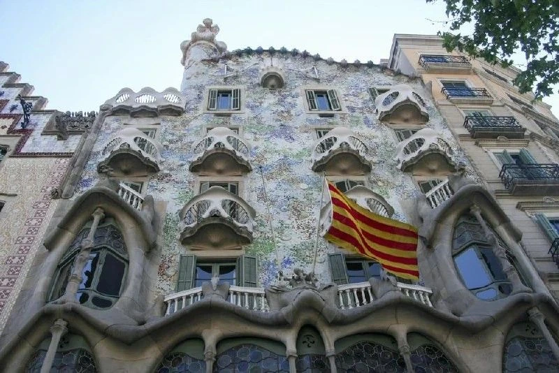 🇪🇸 Барселона без Гауди представить невозможно. Но Саграда Фамилия и парк Гуэль — дале...