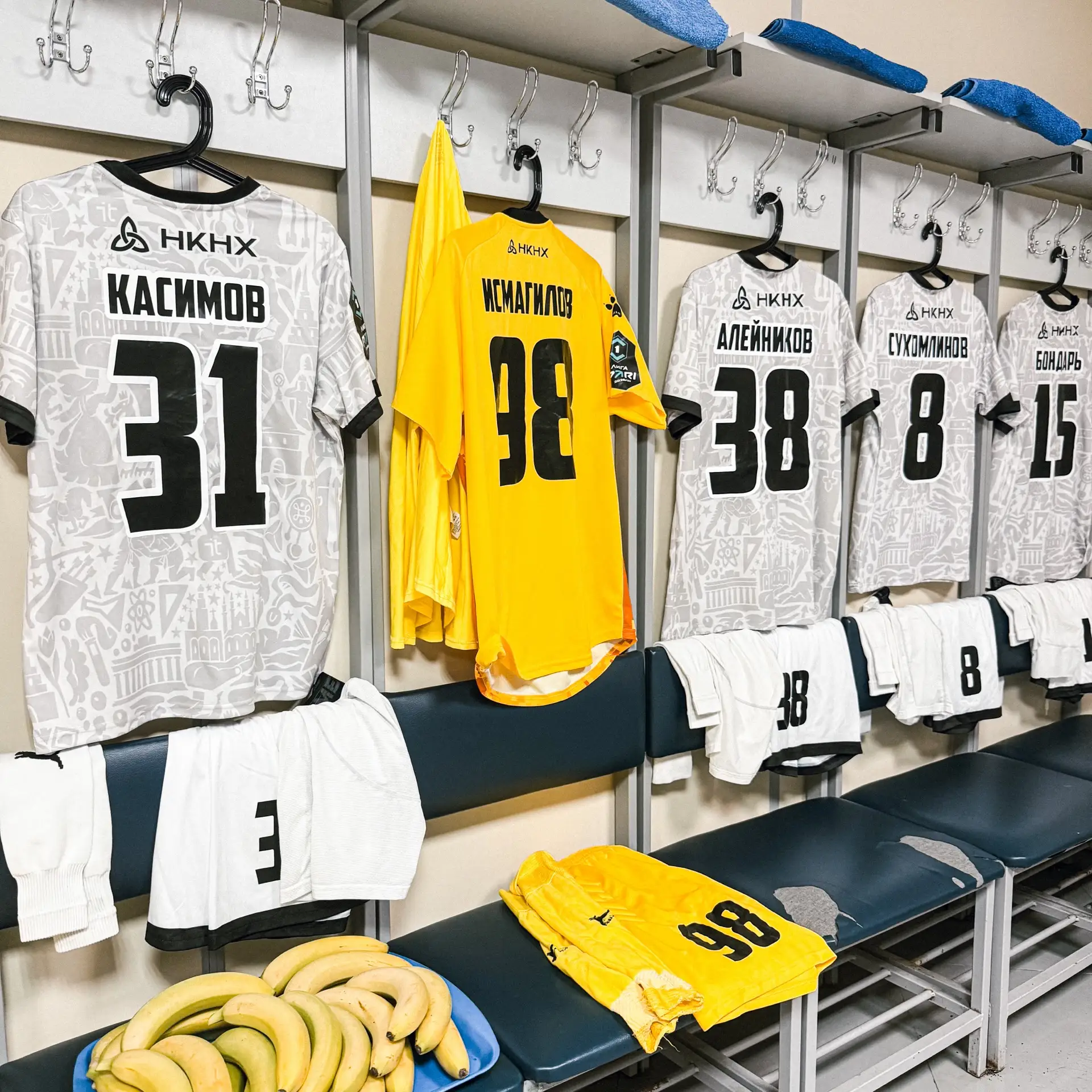 ⬜️⬛️ В спарринге с «КАМАЗом» сегодня сыграем в гостевом комплекте формы ⚽️