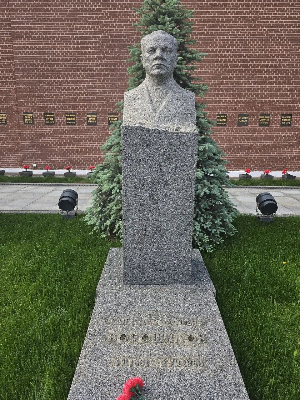 Интересное наблюдение....  Возле Кремлевской стены ни у кого живых цветов нет.  Очень красиво. Строг