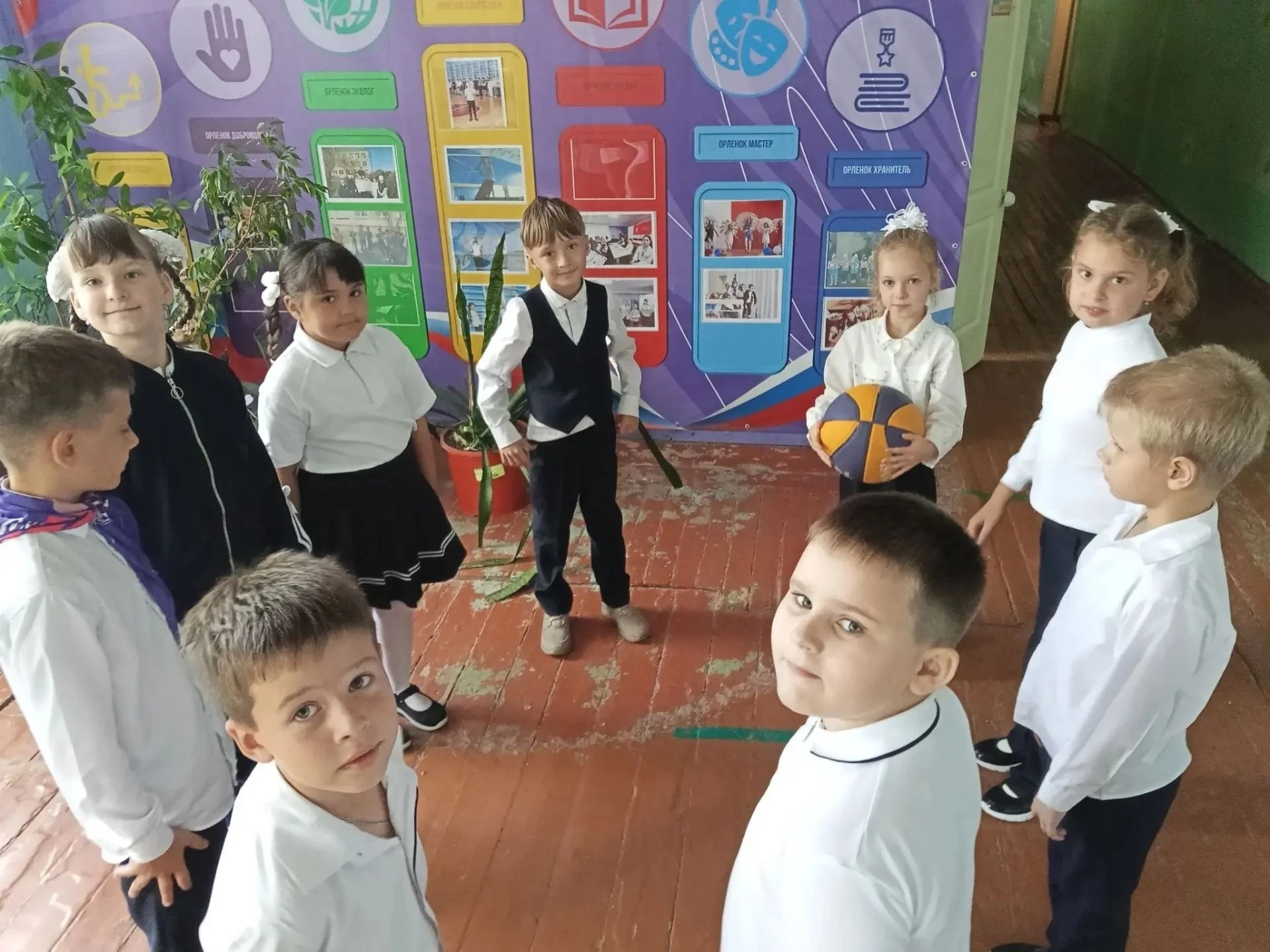 8 сентября в 1 классе прошёл классный час-тренинг "Помогаем сами и принимаем помощь", к...