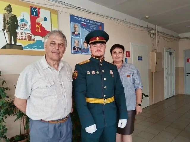 Выпускник Саратовского военного института нацгвардии петровчанин Никита ЧЕРВЯКОВ встретился с учител