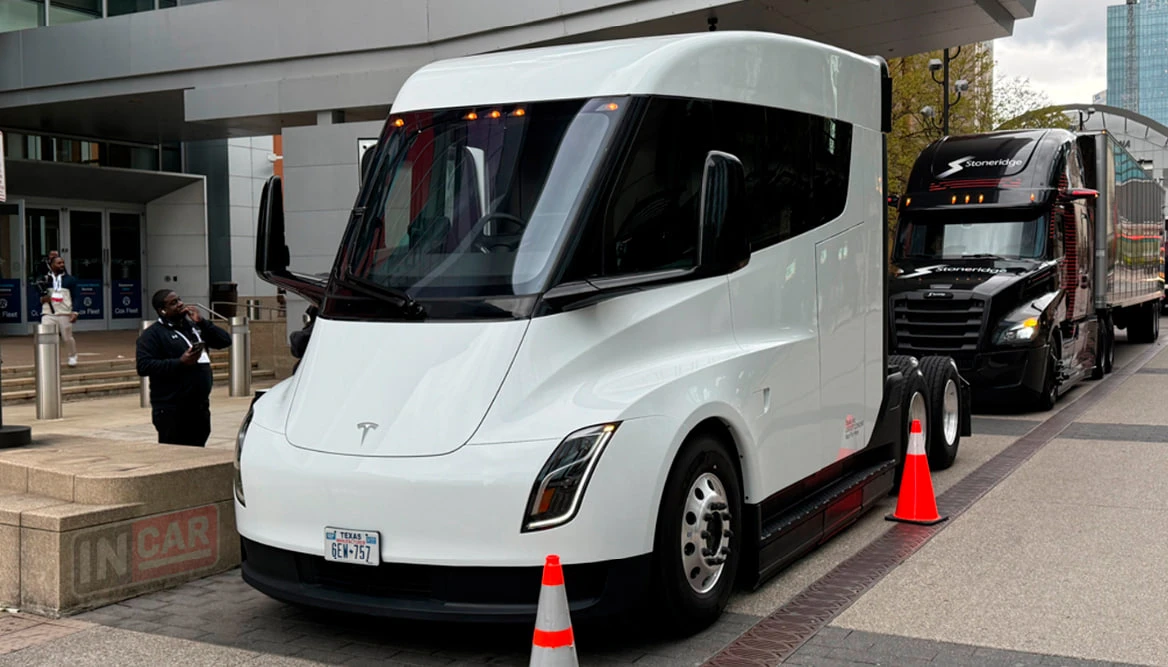 Tesla спустя 9 лет запустила серийный тягач Semi  Tesla начала серийное производство тягача Semi на 