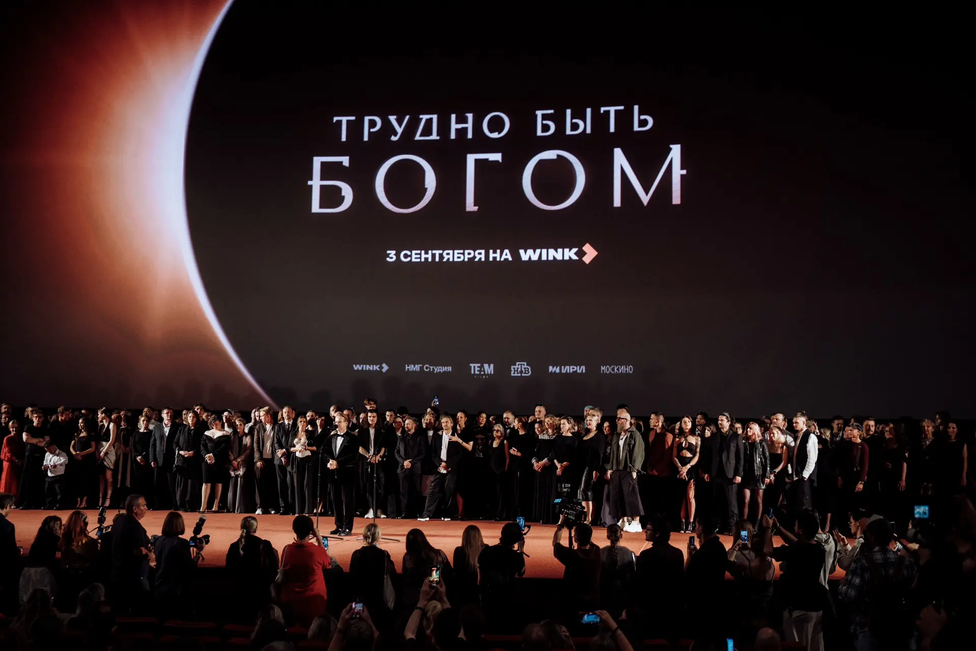 Вчера в «Октябре» представили первый эпизод «Трудно быть богом».