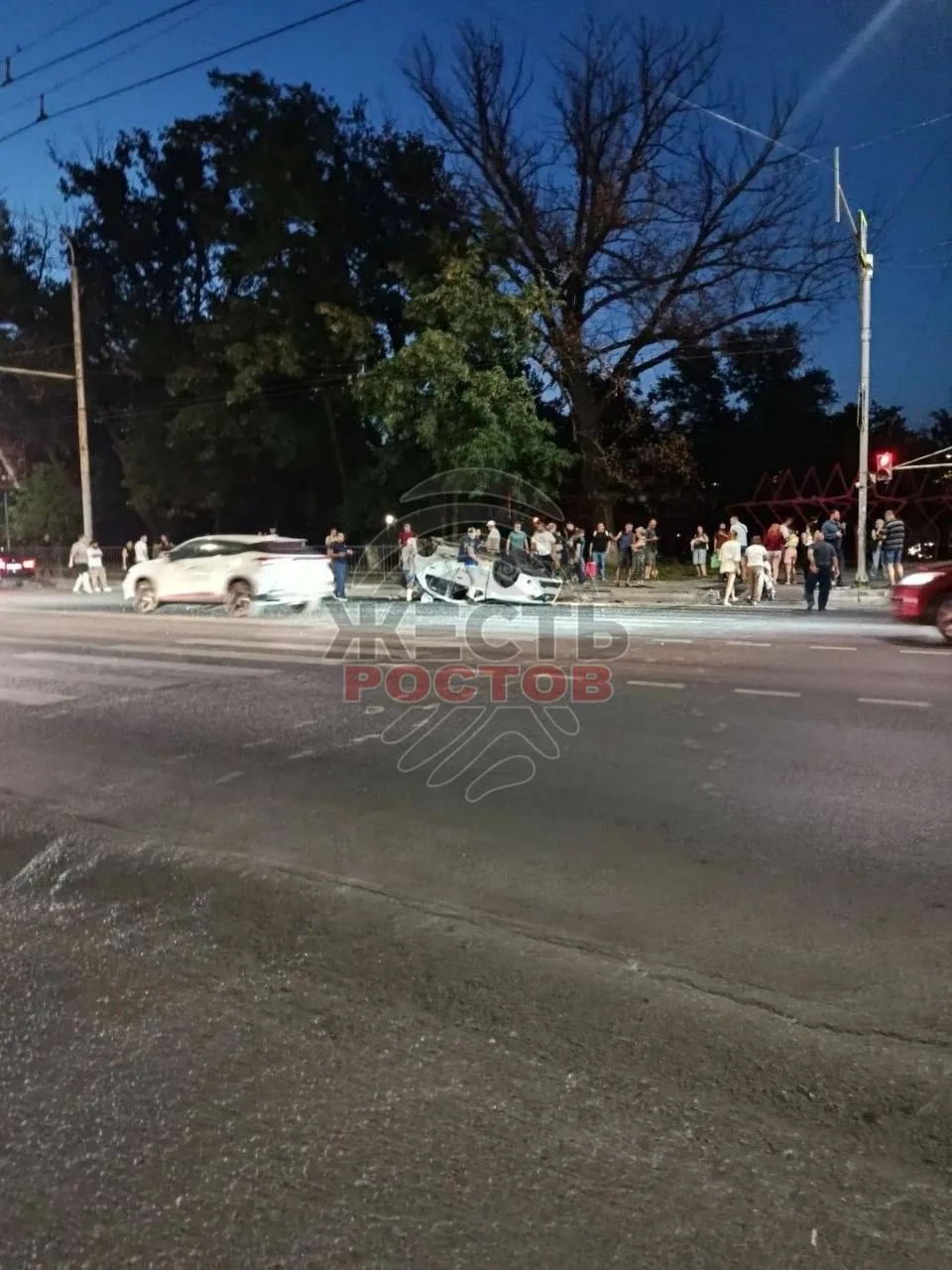 ⚡️В Ростове 19-летний водитель попал в больницу после ночного жесткого ДТП с переворото...