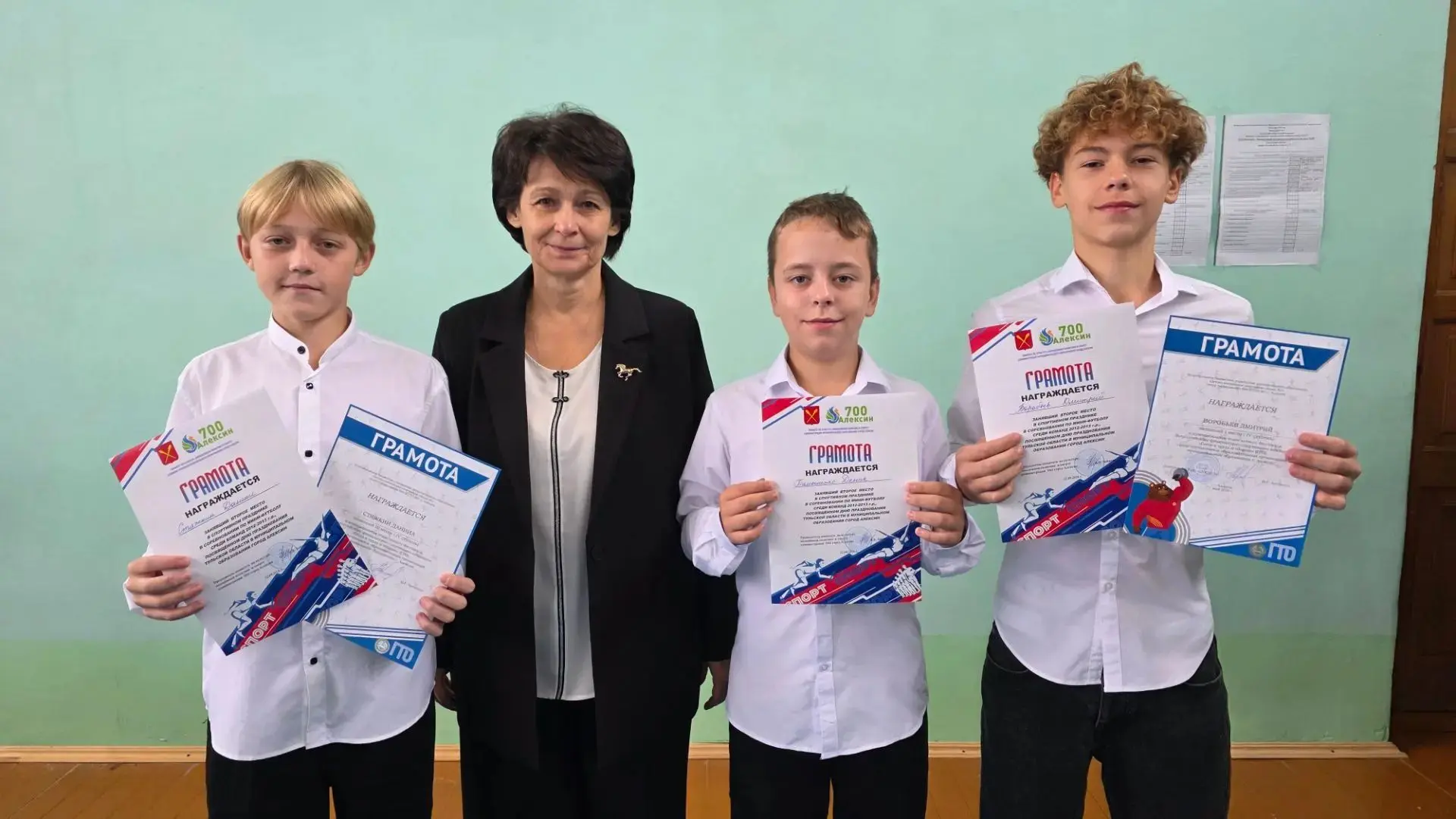 «Вместе — сила!»: в школе прошла линейка, посвящённая Дню воссоединения новых регионов ...
