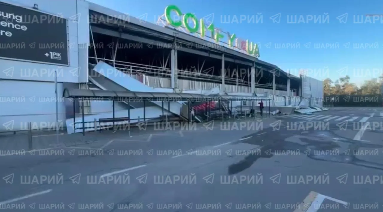 🚀💥Прошедшей ночью в Запорожье был поражён торговый центр «City Mall», сообщают украин...