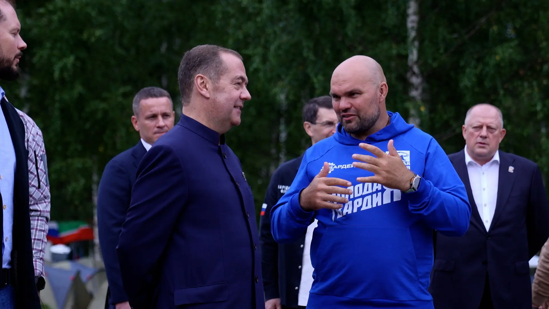 Председатель партии «Единая Россия» Дмитрий Медведев посетил Всероссийский форум «Гвардейск». Возлож