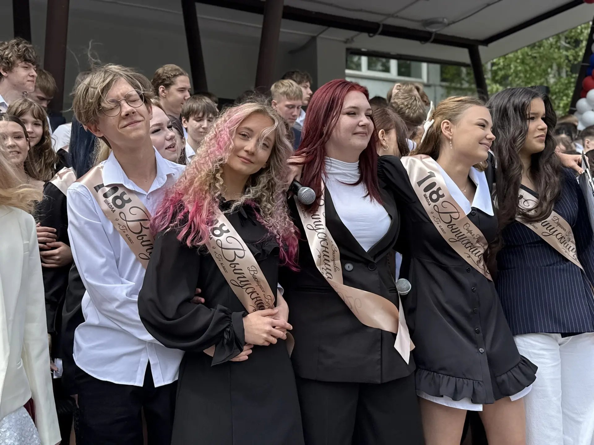 Сегодня для наших девятиклассников прозвенел их последний звонок!🔔

Этот день стал особенно трогате