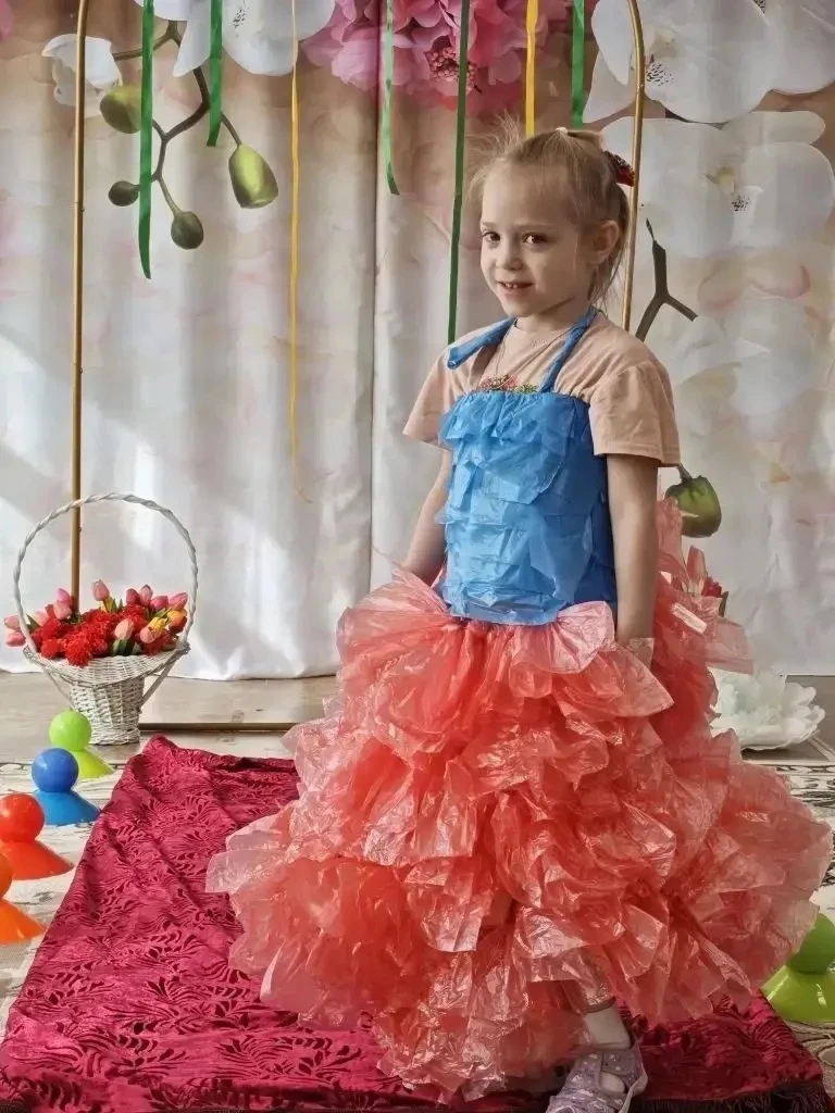 В МОУ «СОШ имени А.П. Чехова» корпус 3-10 прошел яркий и необычный праздник — показ моды на тему: «В