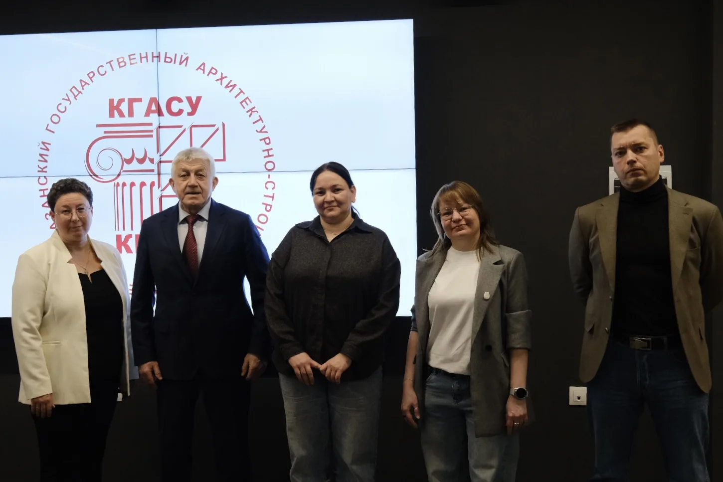 Добрый день, друзья.  Вчера  состоялся очередной учёный совет нашего университета.  Перед началом со