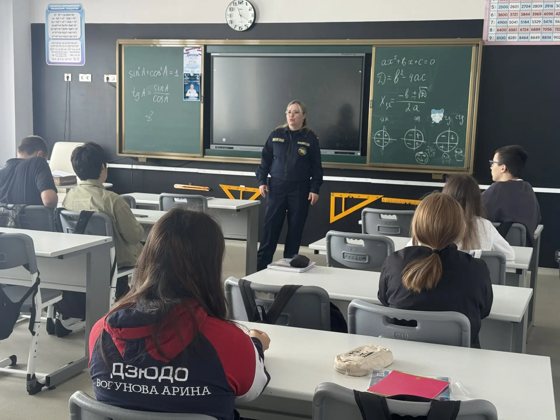 👩‍🚒 Огонь — не игра, а работа для настоящих.  Восьмиклассники сегодня примерили на себя взрослую сер
