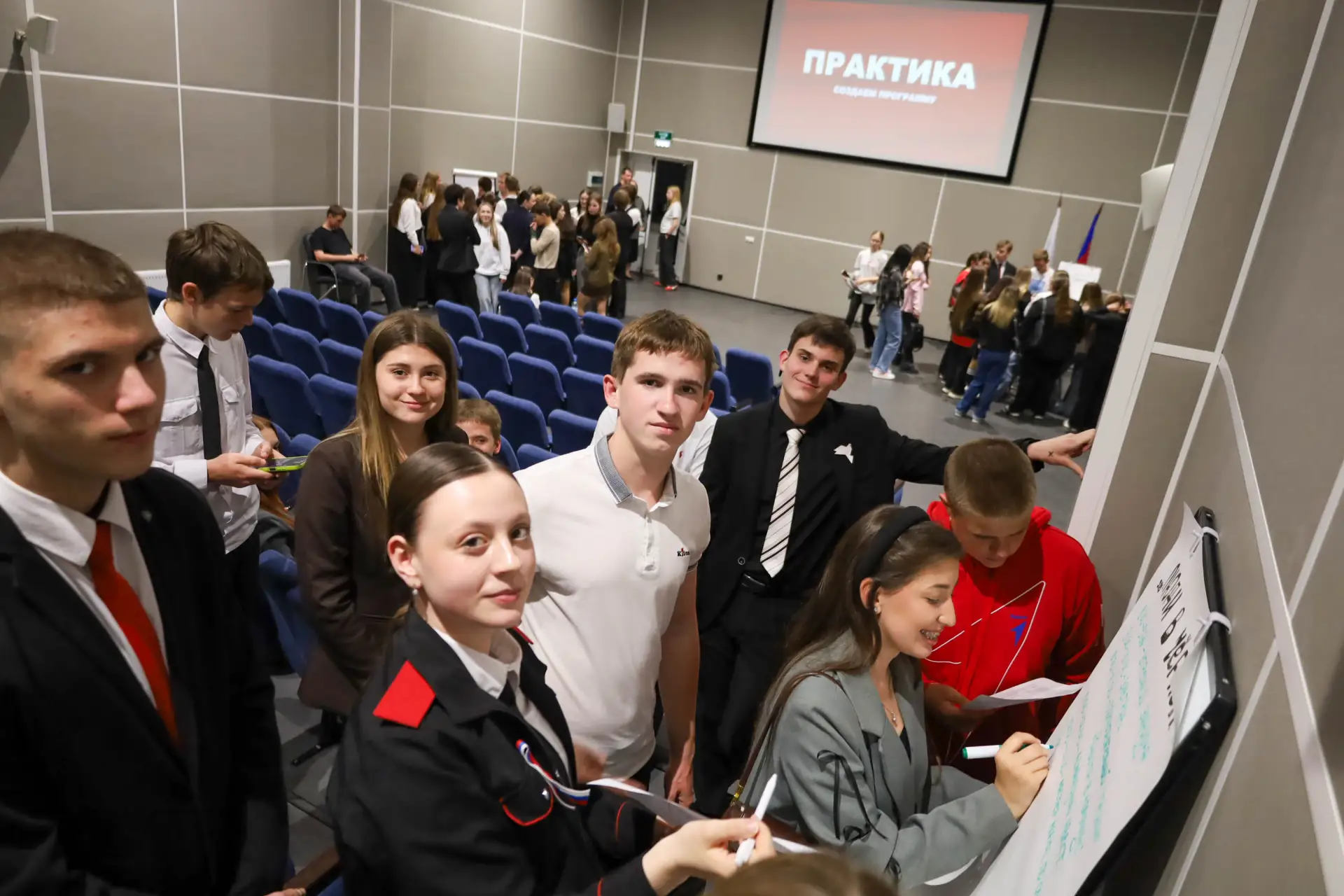 Кущевские школьницы – Партала Елизавета и Доценко Яна приняли участие в форсайт-сессии по развитию у
