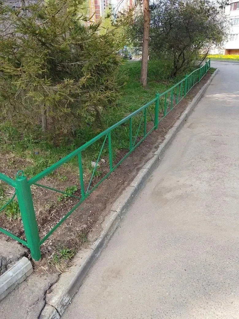 Покрасили металлическое ограждение придомовой территории Вишневый бульвар, д.8