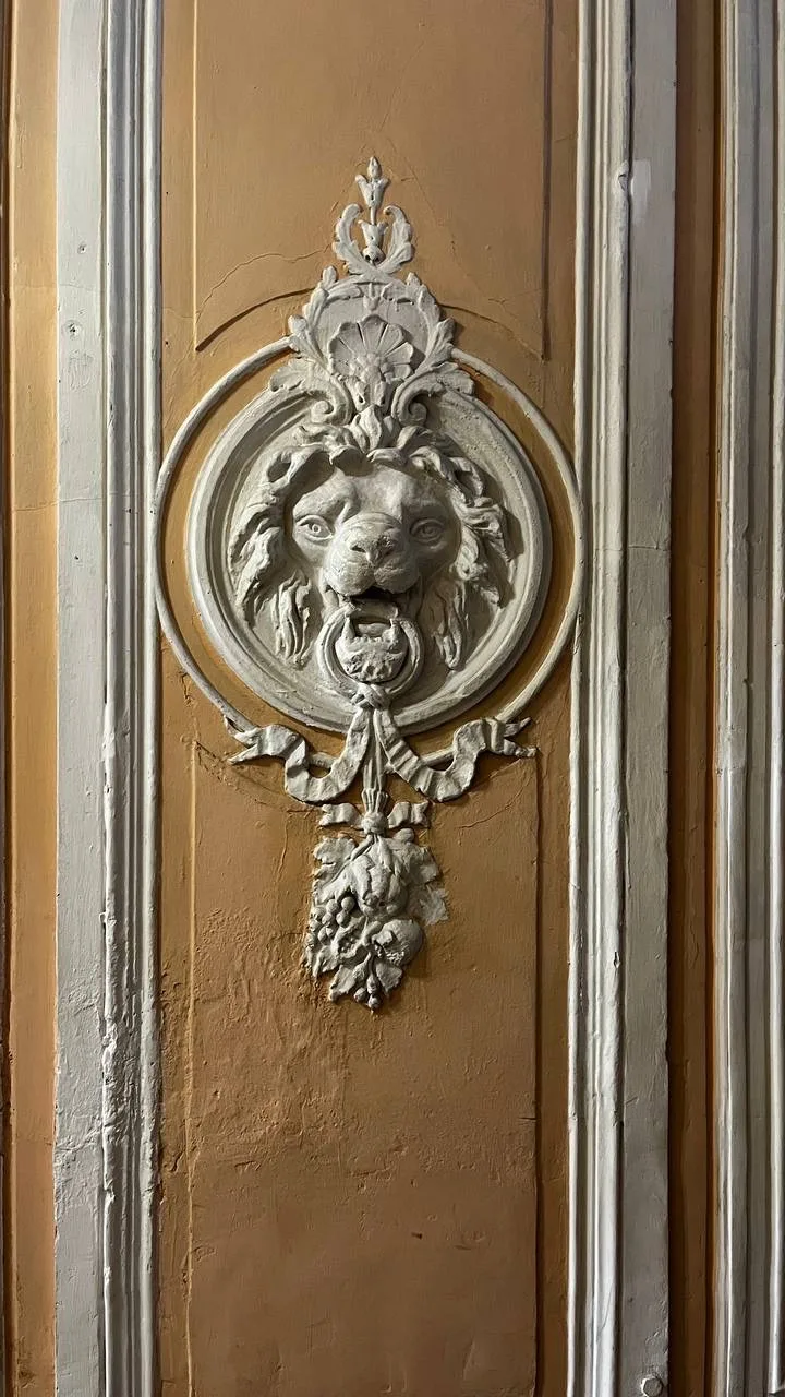 Некоторые подъезды в Петербурге нужно называть парадными официально!