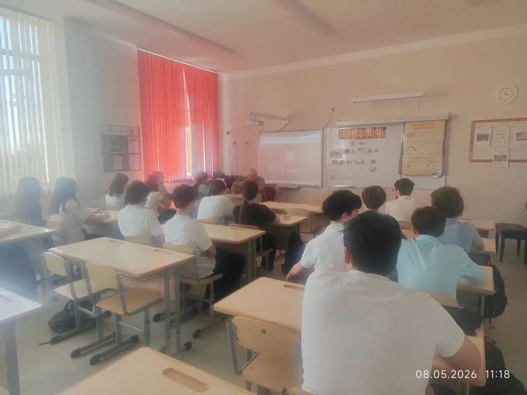 🎖️ ВСТРЕЧА С ВЕТЕРАНОМ: ОФИЦЕР ГЕРАСИМЕНКО М. В. ПОСЕТИЛ КЛАССНЫЙ ЧАС В 8 «А» КЛАССЕ 🎖️  На классный