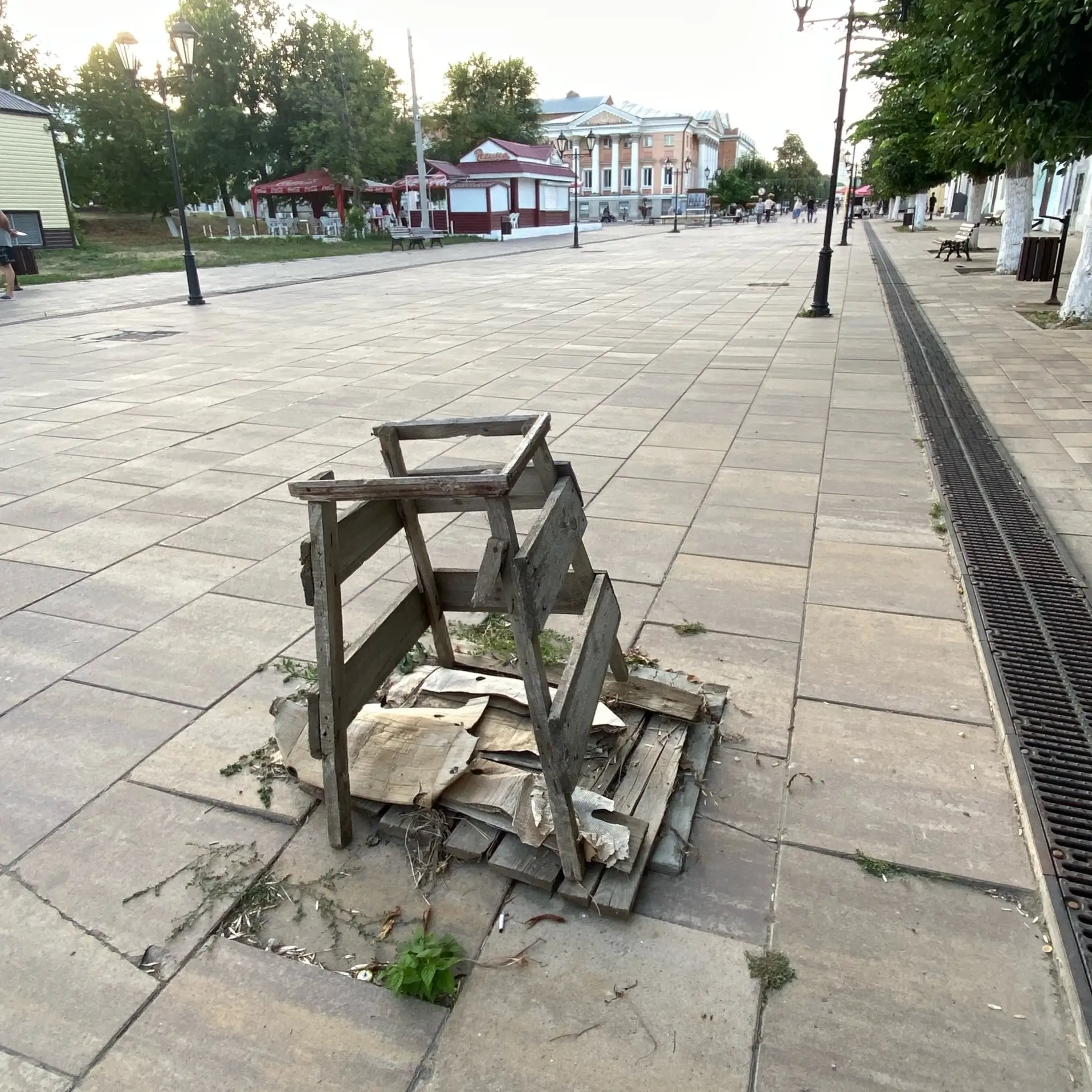 Прикрытие этой дыры на пешеходной зоне за горы его ответственной «работы» поистрепалось...