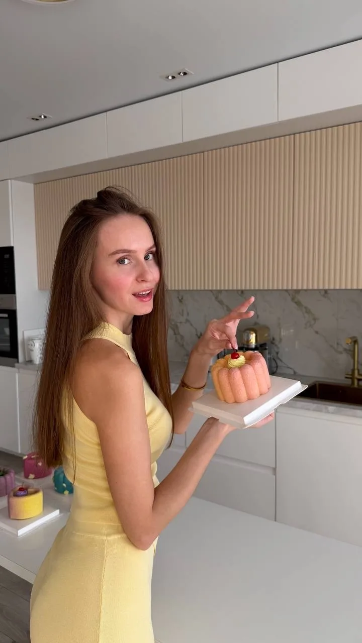 на курсе у учениц, кстати, для срочных заказов всегда были заготовки либо сразу замороженные торты  