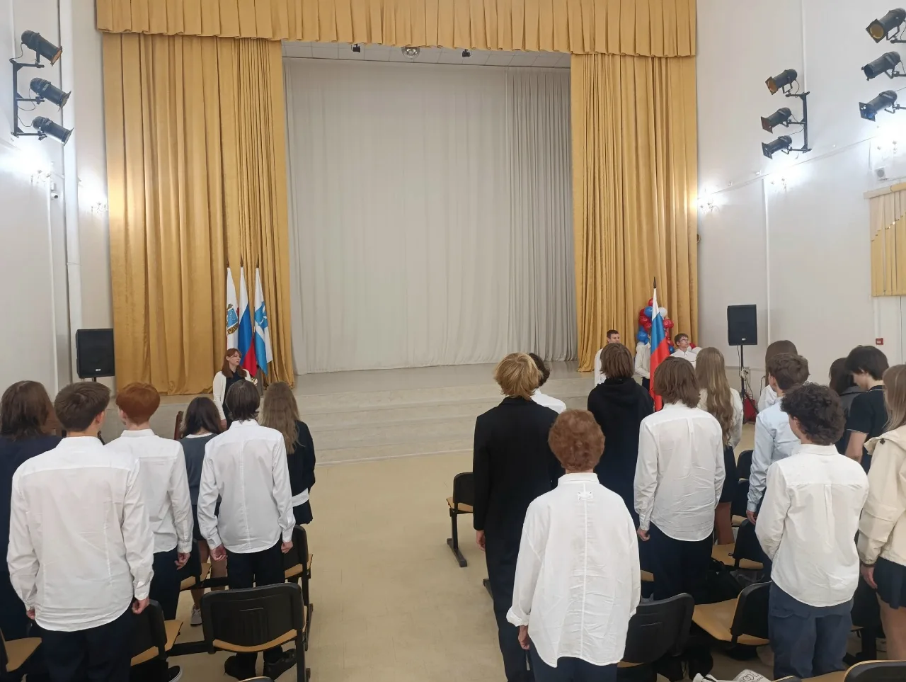 Начинаем неделю с традиционной торжественной церемонии выноса флага Российской Федераци...