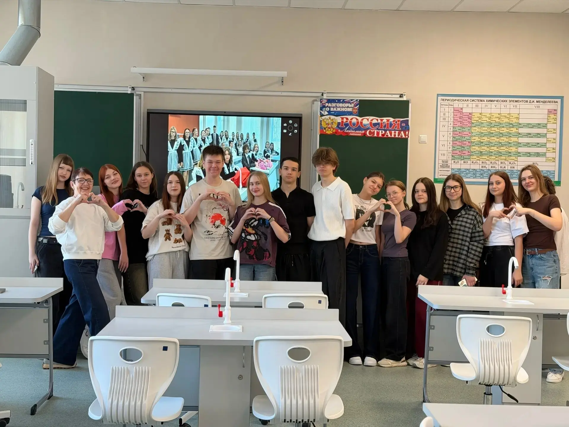 Даже на каникулах стены родной школы полны жизни! ✨ Наши одиннадцатиклассники доказали, что умеют от