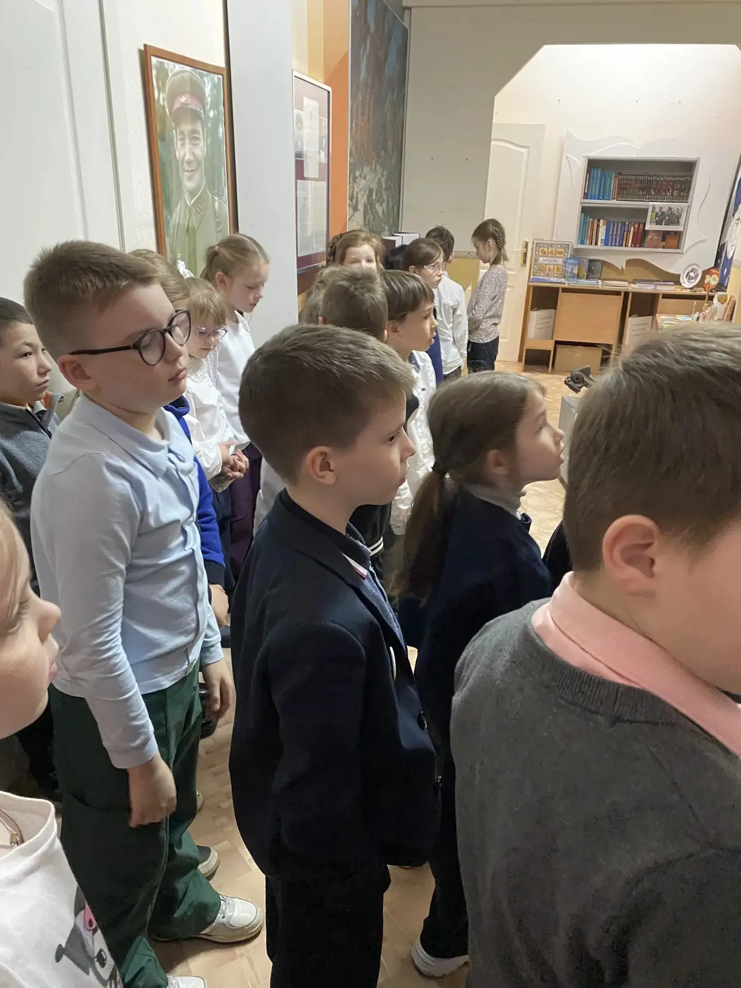 ⭐️Ученики 1 «В» класса посетили школьный Музей Боевой Славы  🔥В 2026 году наша страна отметит две ва