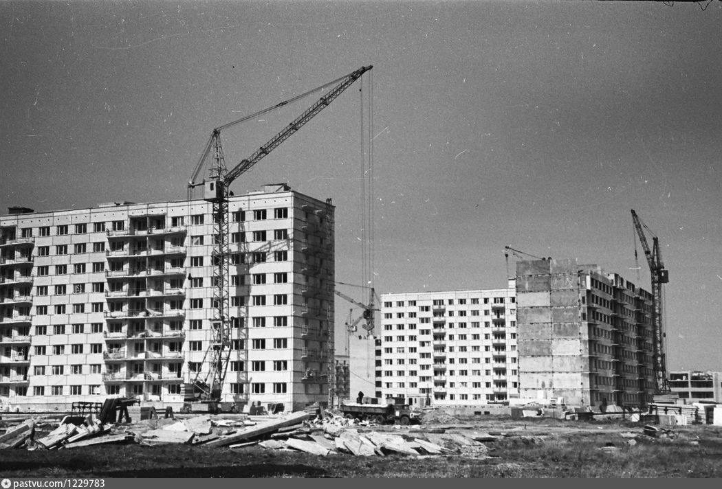 Возведение типовых панельных многоэтажек на улице Ладожской. 1977 год.

Фото: пензенский краевед И.С